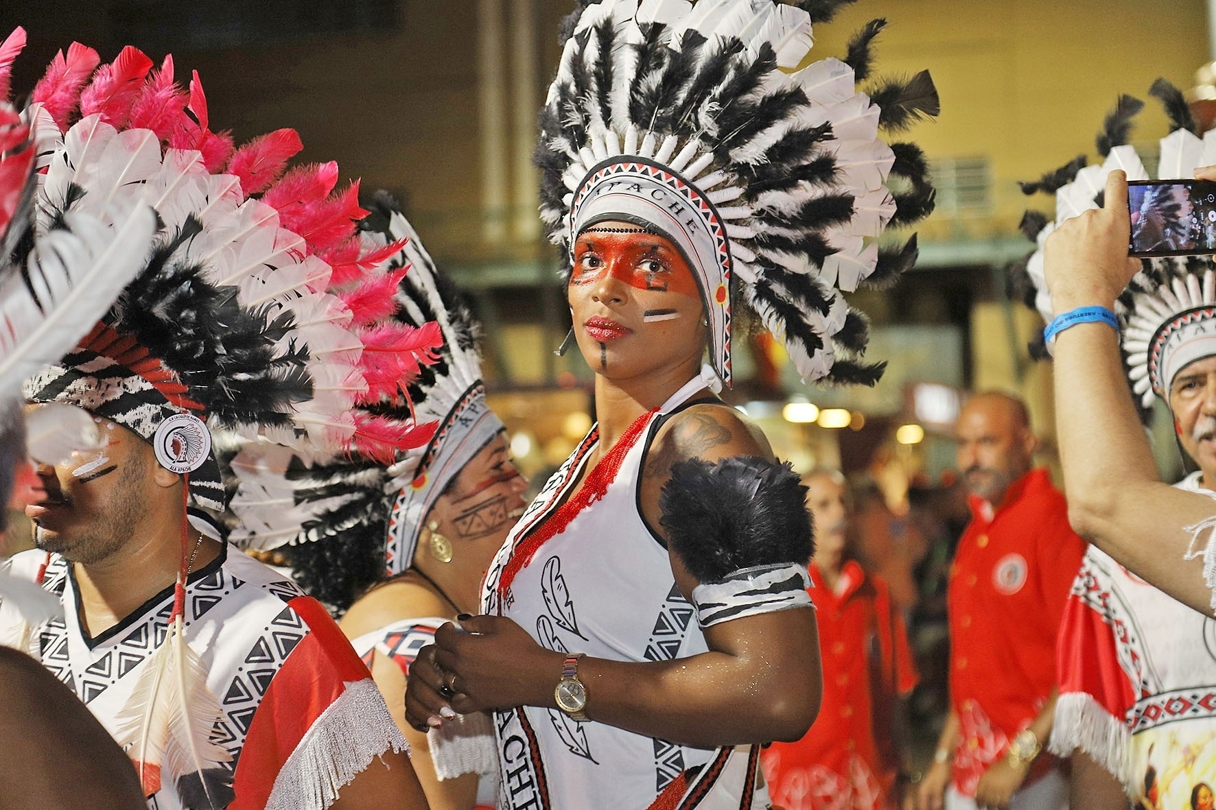 Carnaval No Rj Minidesfiles Tem Famosas E Emo O De Idosos Veja