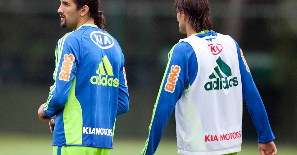 O jogador Mauricio Ramos da S.E. Palmeiras cumprimenta o jogador Wesley em  jogo contra a equipe