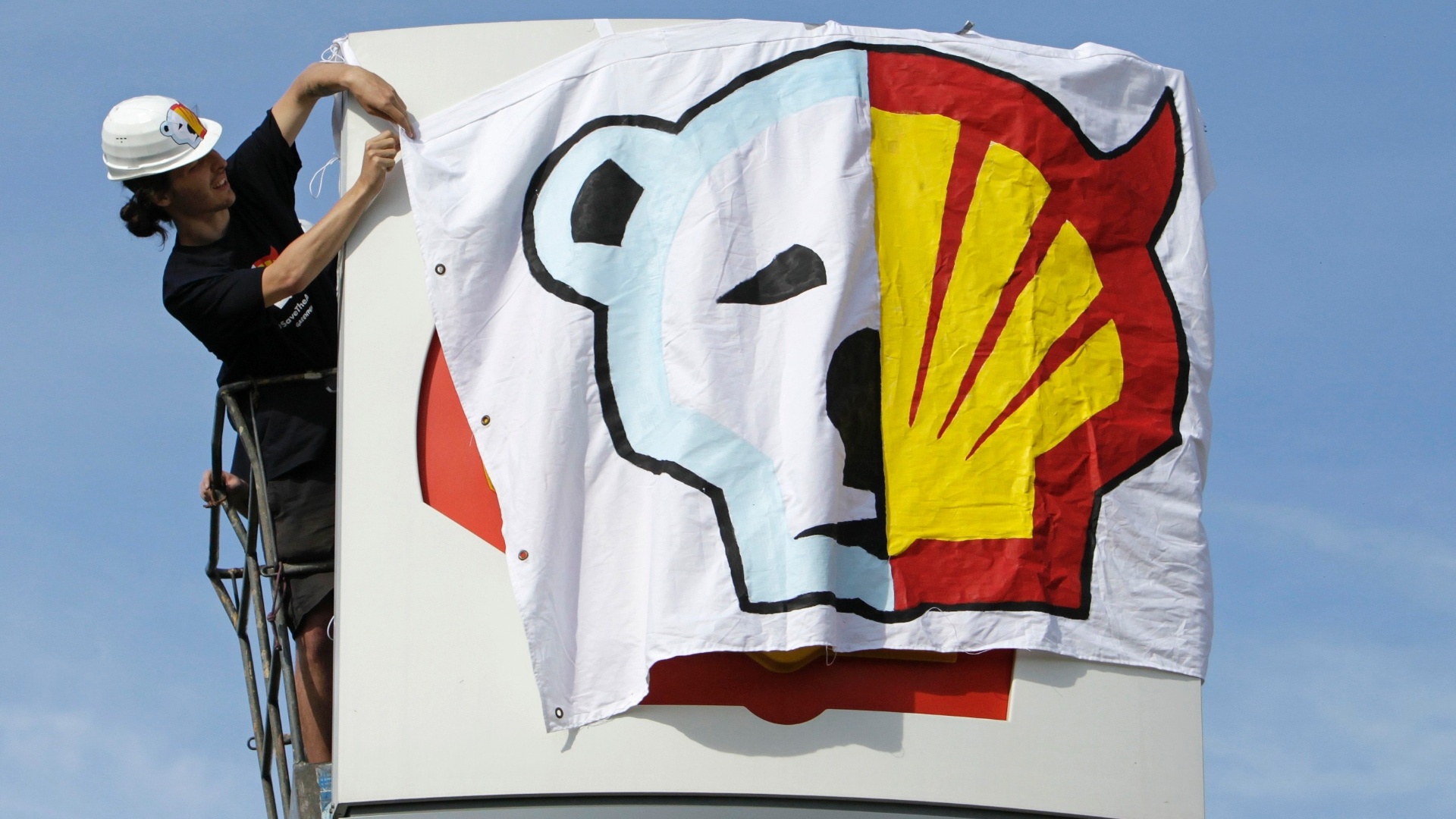 Fotos Ativistas Do Greenpeace Fazem Protesto Em Esta O De Petr Leo Da Shell Na Rep Blica