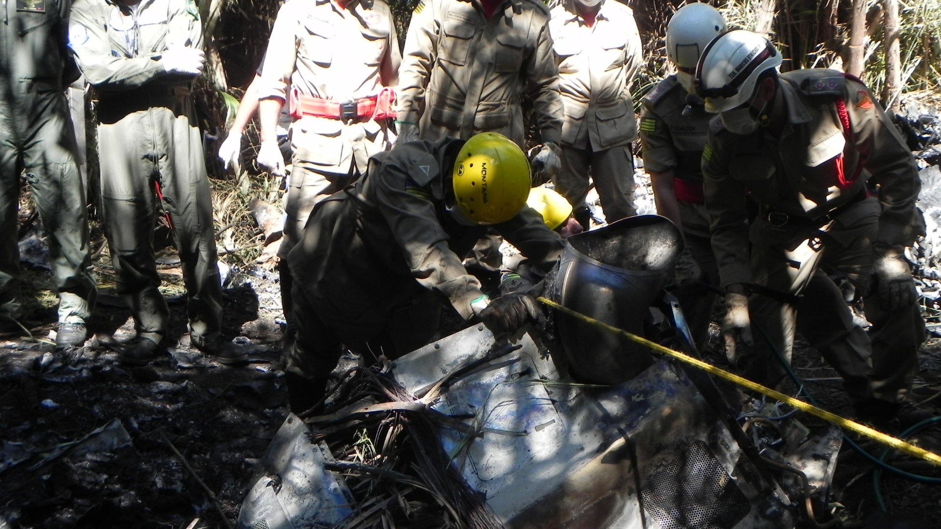 Termina resgate das vítimas de queda de helicóptero em Goiás oito