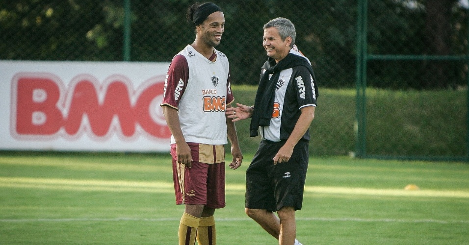 Assis publica vídeo com lances de Ronaldinho Gaúcho em treino do