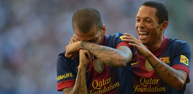 Daniel Alves e Adriano comemoram gol do Barcelona, em 2012 - Marcus Brandt/EFE