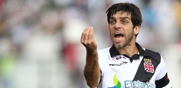 Juninho faz gesto de organizada do Vasco para torcida do Flamengo