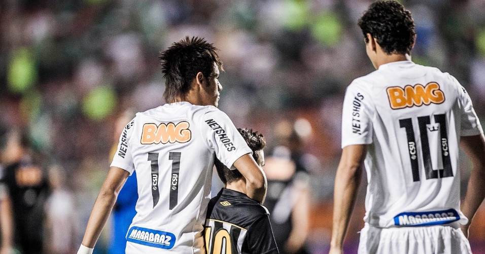 O jogador Mauricio Ramos da S.E. Palmeiras cumprimenta o jogador Wesley em  jogo contra a equipe