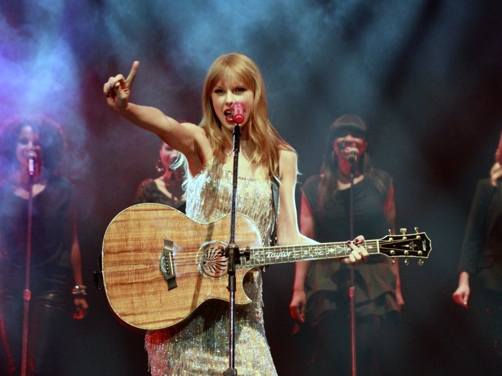 Em Seu Primeiro Show No Brasil Taylor Swift Canta Sete Sucessos E Recebe Paula Fernandes