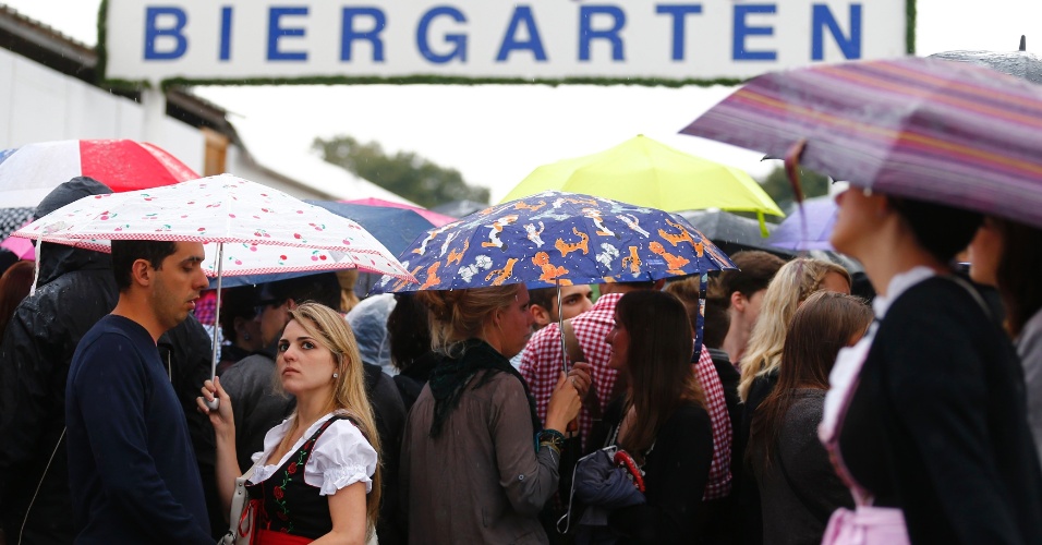 Alemães participam da 180ª Oktoberfest, o maior festival 