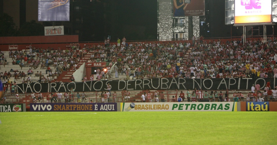 Doze adeptos do Celtic detidos por faixa ofensiva no jogo com o