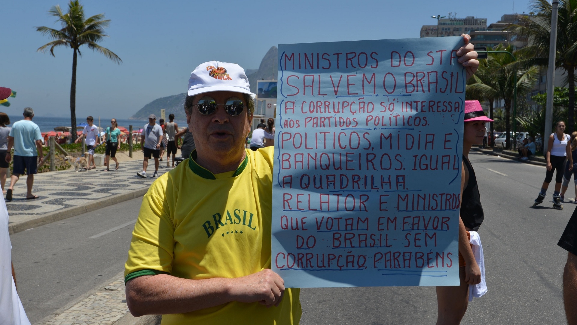 Fotos Com Máscaras E Cartazes Manifestantes Apoiam Julgamento Do