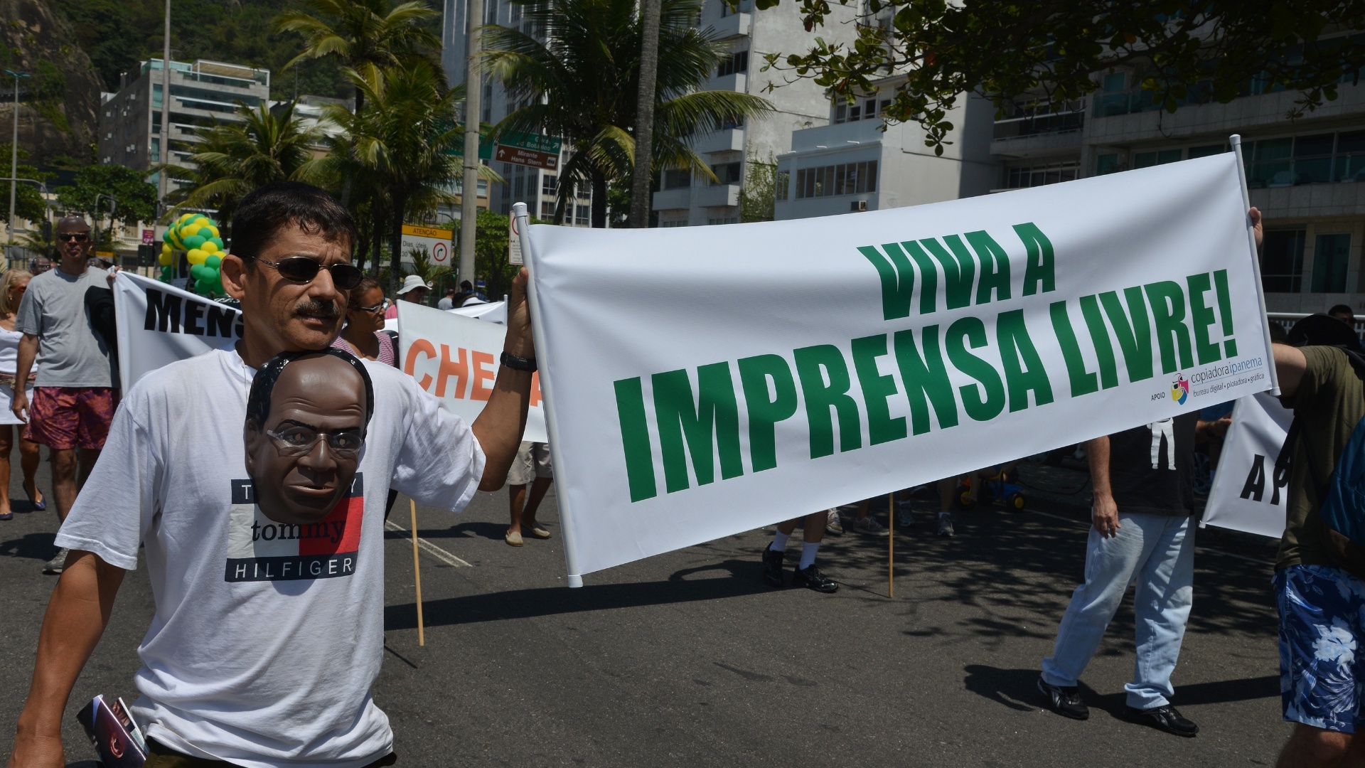 Fotos Com Máscaras E Cartazes Manifestantes Apoiam Julgamento Do