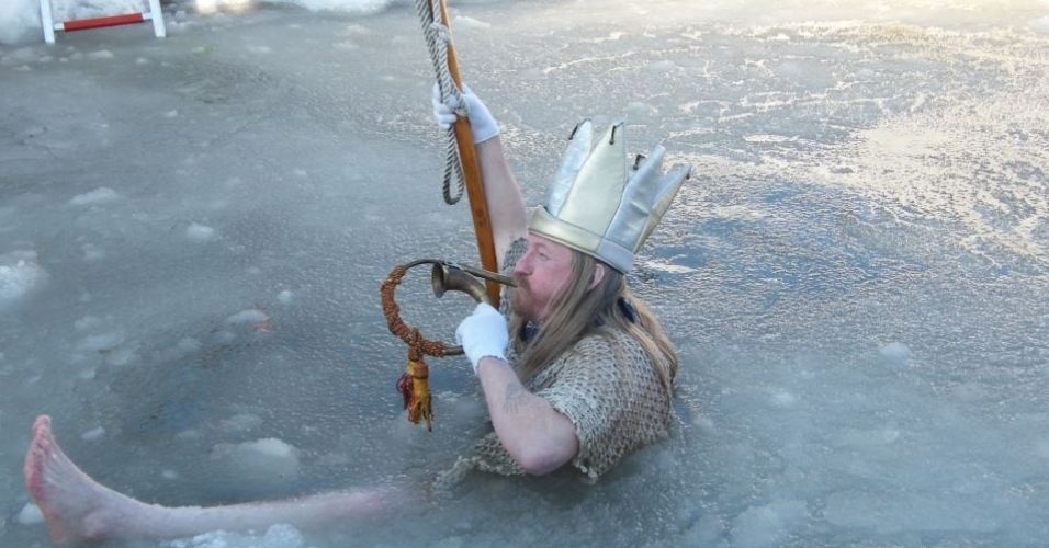 Em brincadeira da web, internautas usam trajes de banho no inverno; veja fotos BOL Fotos