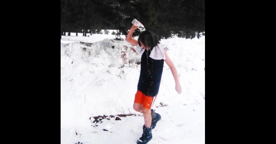 Fotos Em brincadeira da web, internautas usam trajes de banho no inverno; veja fotos 17/12