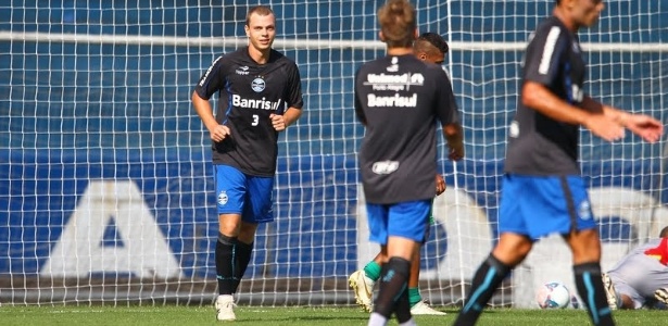 Centroavante marca 5 gols em jogo treino e Grêmio B atropela Sindicato