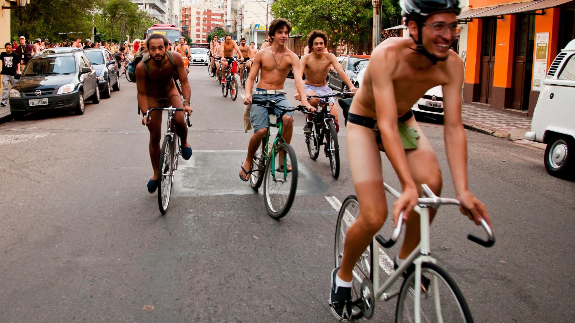 Fotos Ciclistas Pedalam Nus Em Protesto Para Pedir Respeito No