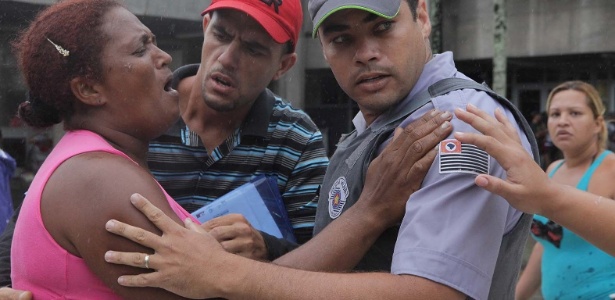 Fotos Moradores enfrentam PM após reintegração de posse em Cubatão SP