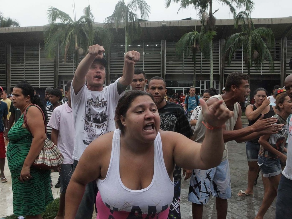 Fotos Moradores enfrentam PM após reintegração de posse em Cubatão SP