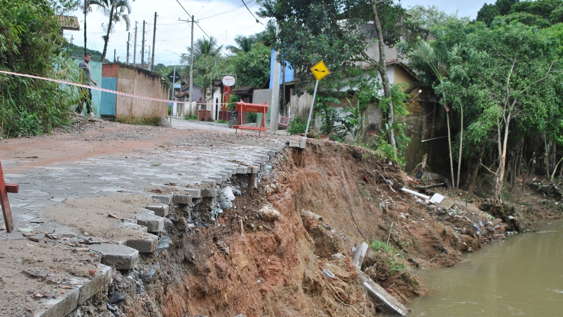 Fotos: Chuva Causa Estragos No Litoral De São Paulo - 23/02/2013 - UOL ...