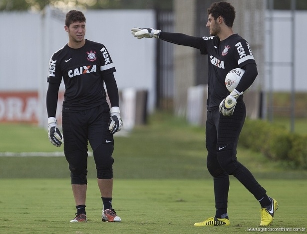 Goleiro do Corinthians comparece a jogo de futebol americano em Miami e é  presenteado com camisa