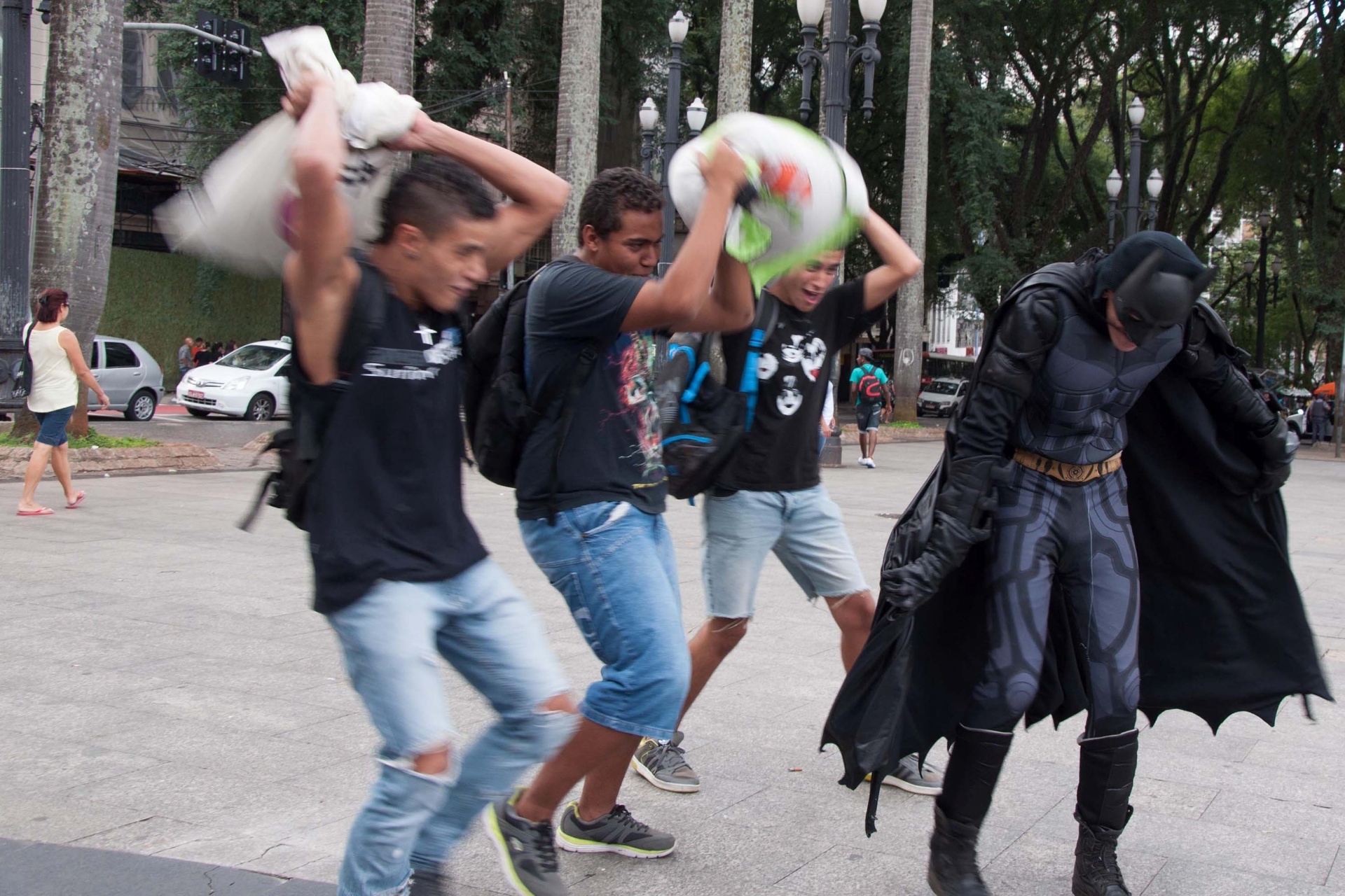 Fotos Pessoas Fazem Guerra De Travesseiros Em Várias Cidades Do Mundo 06042013 Uol Notícias 