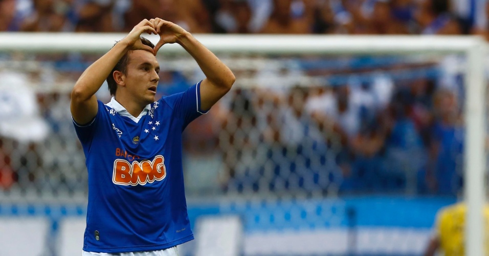 Dagoberto elogia elenco do Cruzeiro e quer estrear contra o Galo