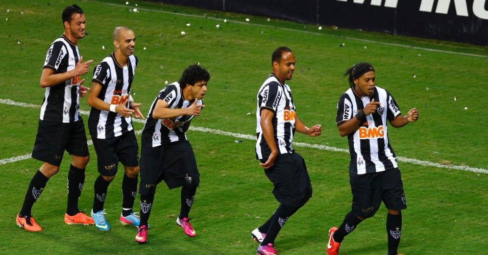 Assis publica vídeo com lances de Ronaldinho Gaúcho em treino do
