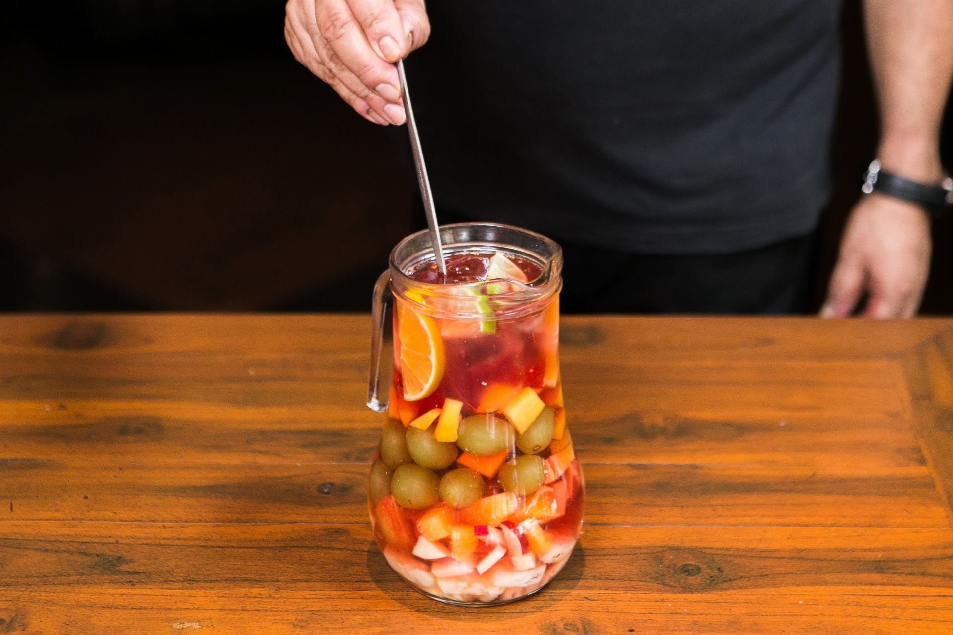 Fotos Aprenda a fazer três variações de sangria drinque espanhol com vinho e frutas