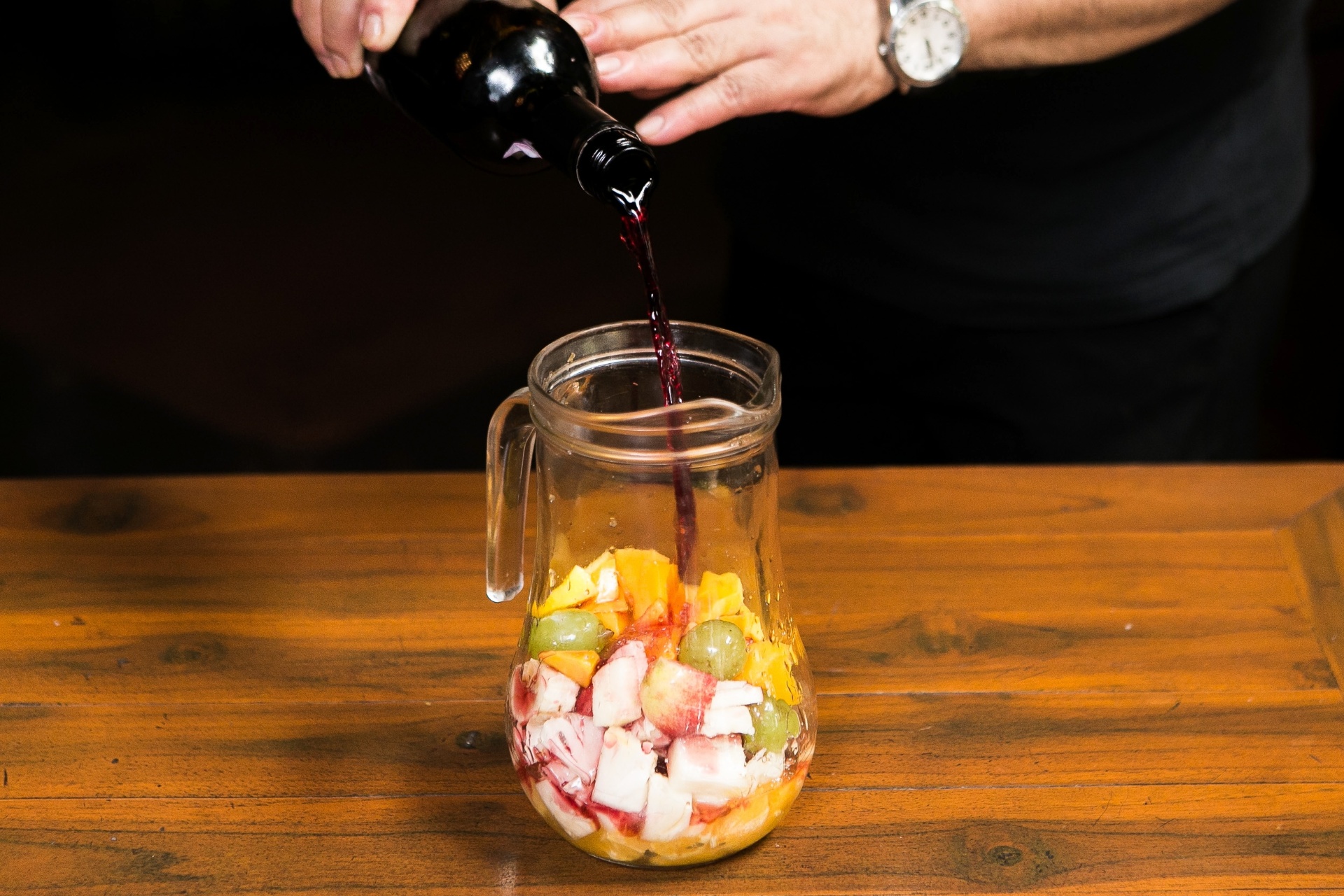 Fotos Aprenda a fazer três variações de sangria drinque espanhol com vinho e frutas