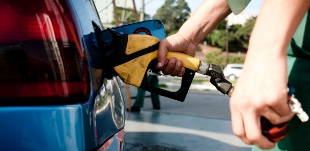 Resultado de imagem para Petrobras reduz preço da gasolina nas refinarias para abaixo de R$2/litro