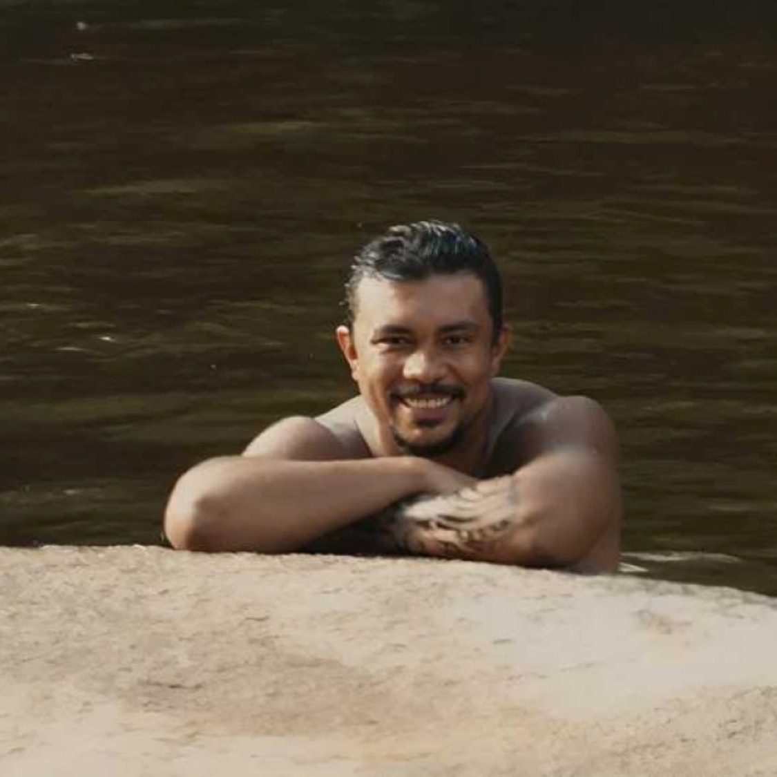 Além de Xamã em Renascer, outros galãs exibiram o bumbum em novelas