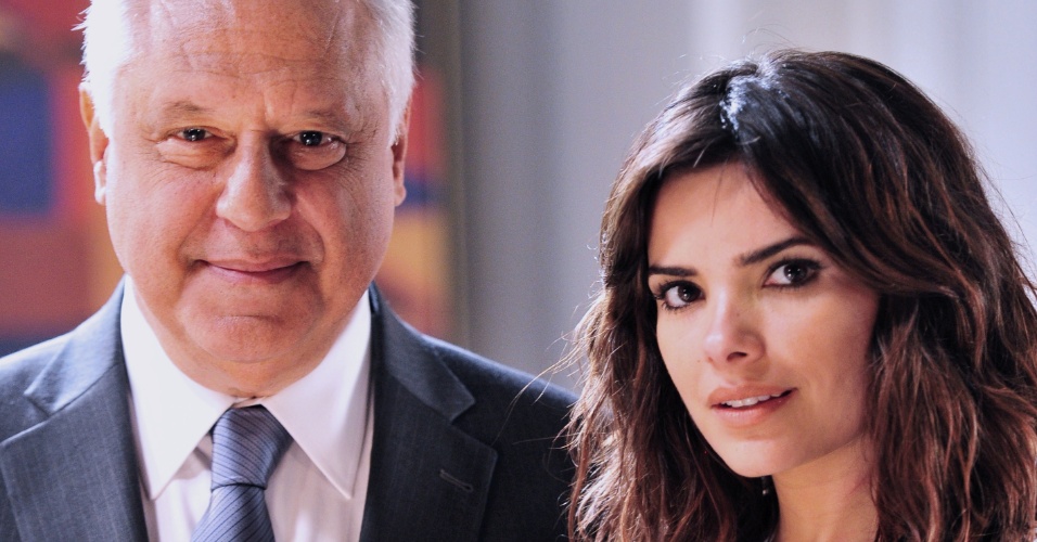 Em "Amor à Vida", César dá um carro para Aline e Pilar desconfia da