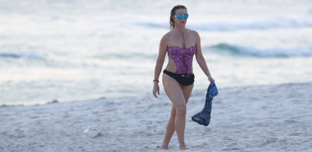 Aos 47 Anos Christine Fernandes Mostra Boa Forma Na Praia Da Barra Da