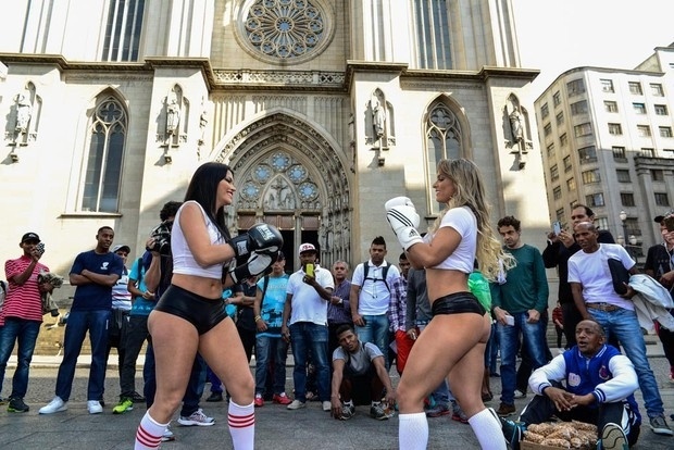 Campeã E Vice Campeã Do Miss Bumbum 2014 Lutam Boxe No Centro De São