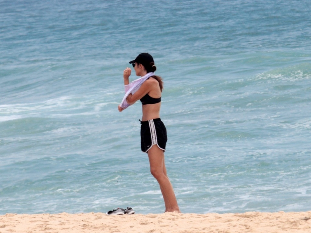 Patrícia Poeta Curte A Praia Do Leblon Acompanhada De Amigo Notícias Bol 1005