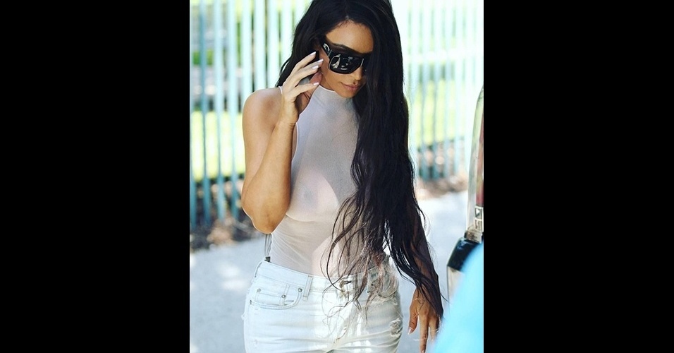 kim kardashian usa blusa branca transparente sem sutiã e mostra demais