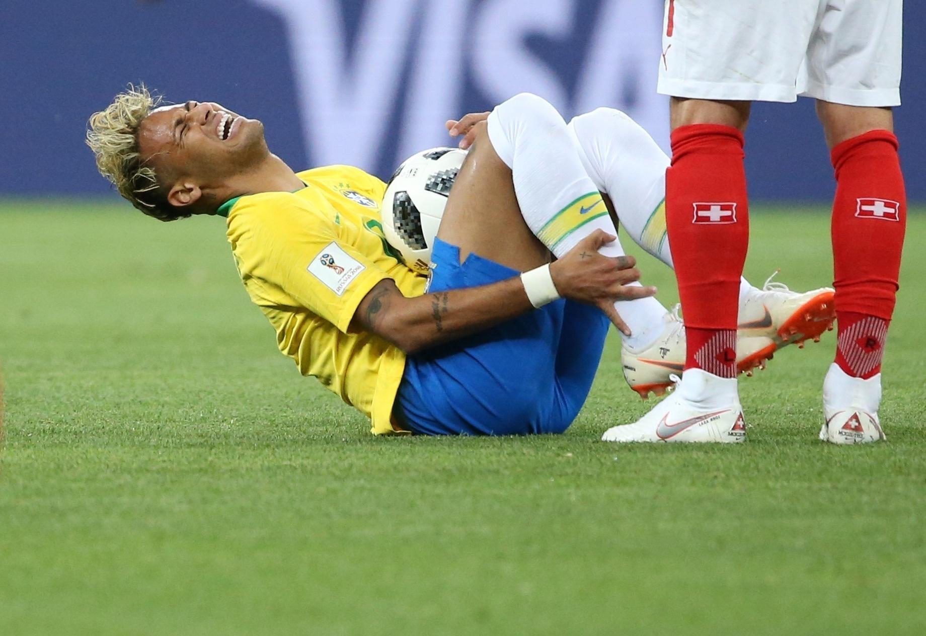 Não deixe o Neymar tombar no game Neyboy Challenge!