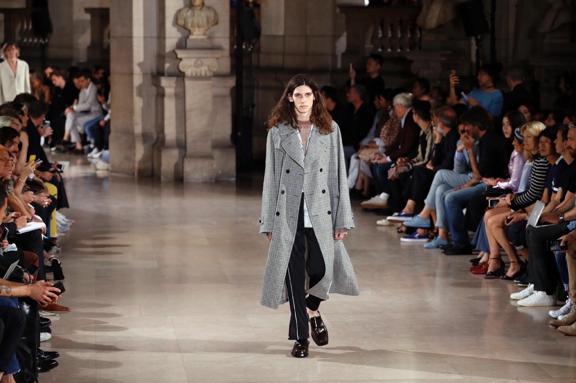 Moda em Paris leva  s passarelas homens ora frágeis ora poderosos