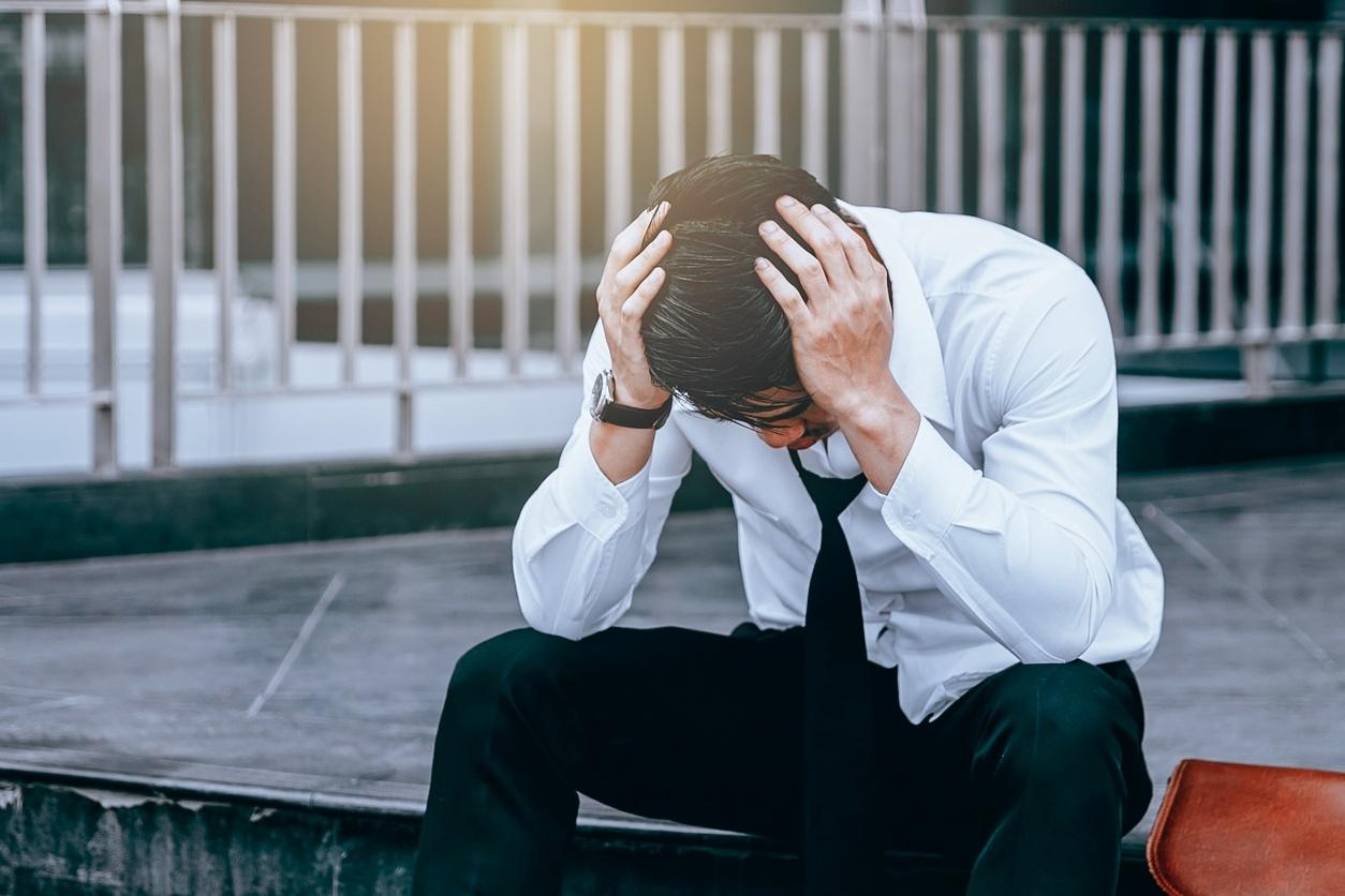 Perfil Lateral Estressado Triste Jovem Chorando Homem Sentado Fora