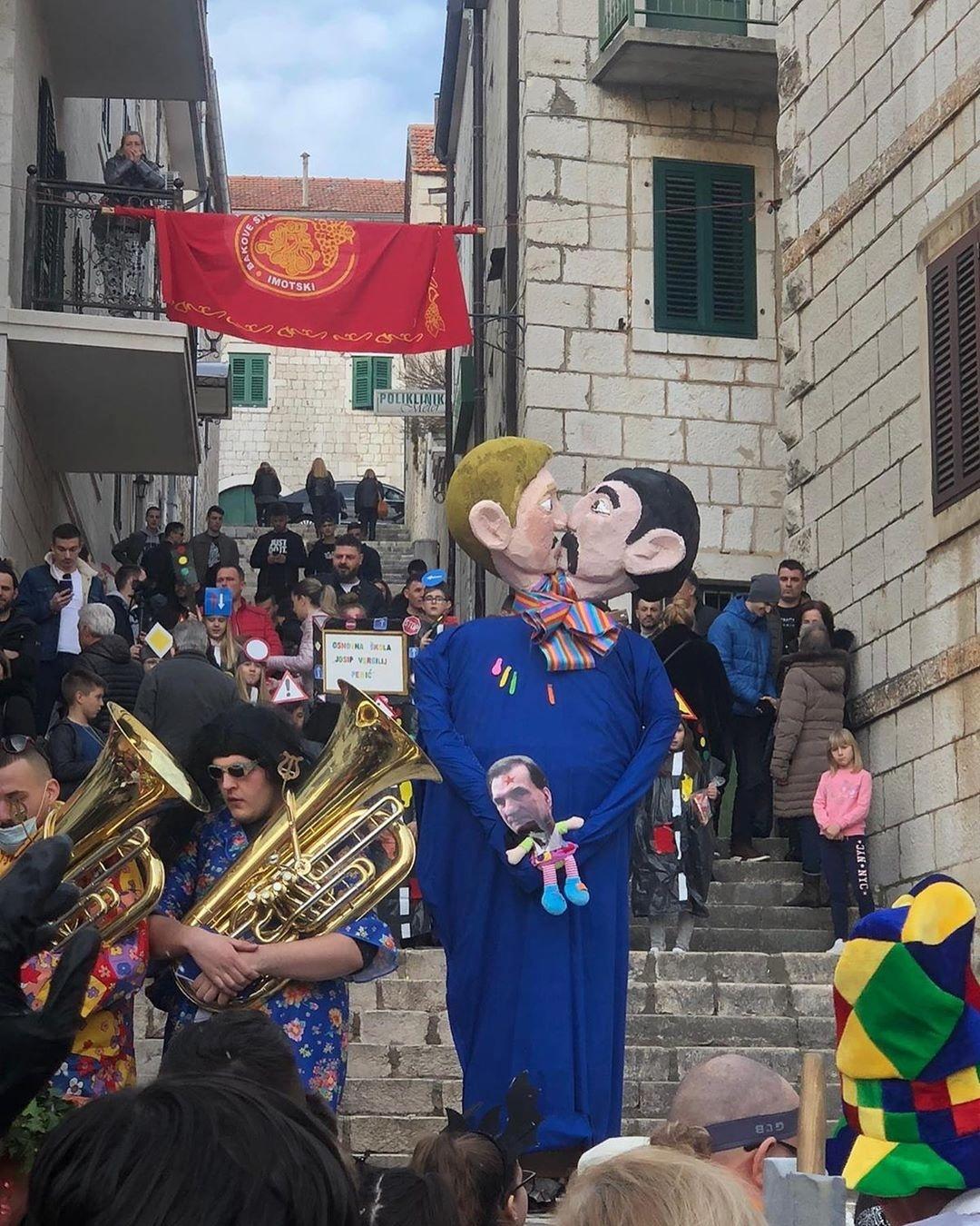 Bonecos que representavam casal gay são queimados em Carnaval na Croácia -  24/02/2020 - UOL Carnaval 2020