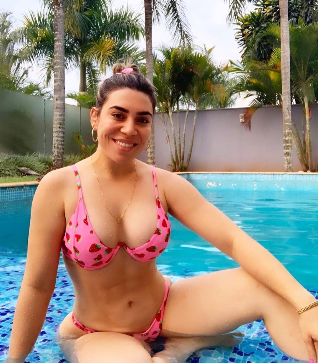 Naiara Azevedo mostra corpo enxuto após comilança; Marília Mendonça elogia  - 21092020 - UOL TV e Famosos