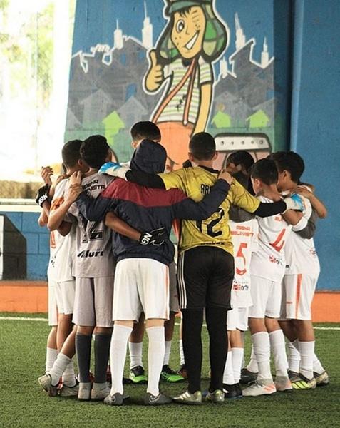 Ação comunitária cria escolinha de futebol sob viaduto no centro de SP -  02/02/2021 - UOL ECOA