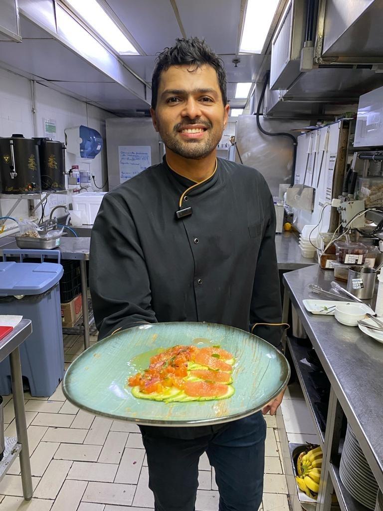 a criança faz um jogo infantil - o cozinheiro prepara a comida