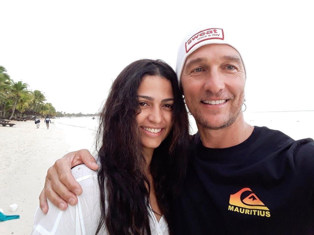 Matthew McConaughey diz que Camila Alves plantou árvore com placenta