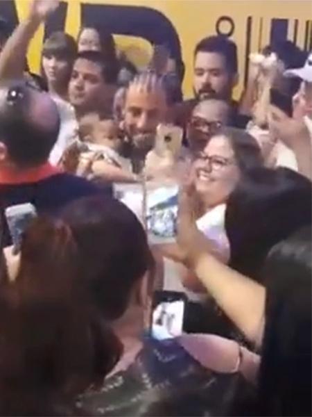 Ex-BBB | Kaysar chega a Curitiba com gritos de