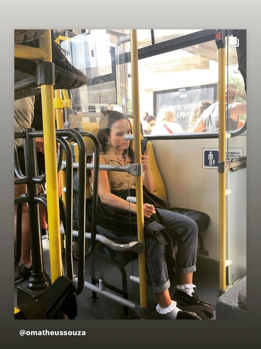 Larissa Manoela embarca em piadas ao compartilhar foto no ônibus