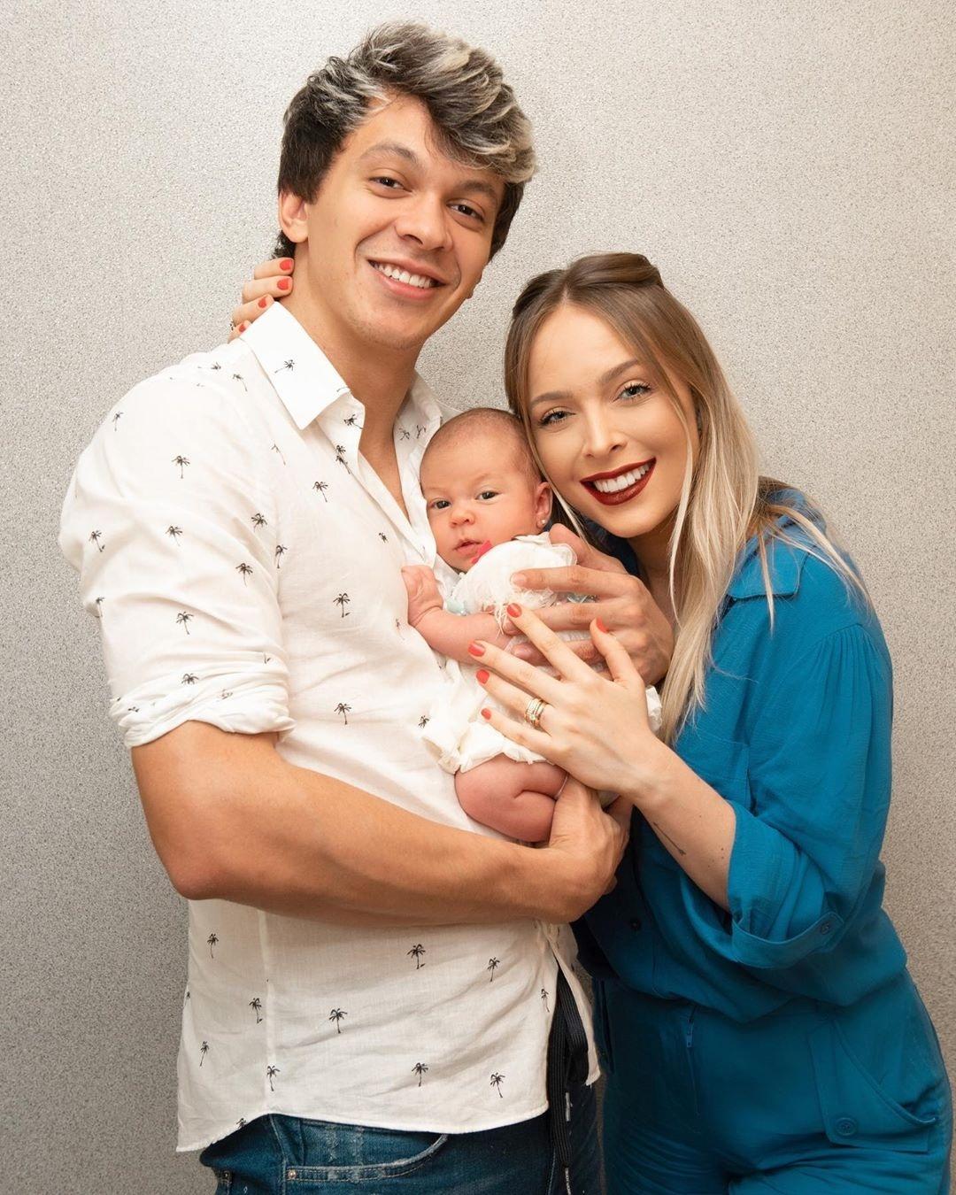 Foto: Filha de Tata Estaniecki e Júlio Cocielo, Beatriz, de 7 meses, não  economizou nos risos ao posar com a mãe - Purepeople