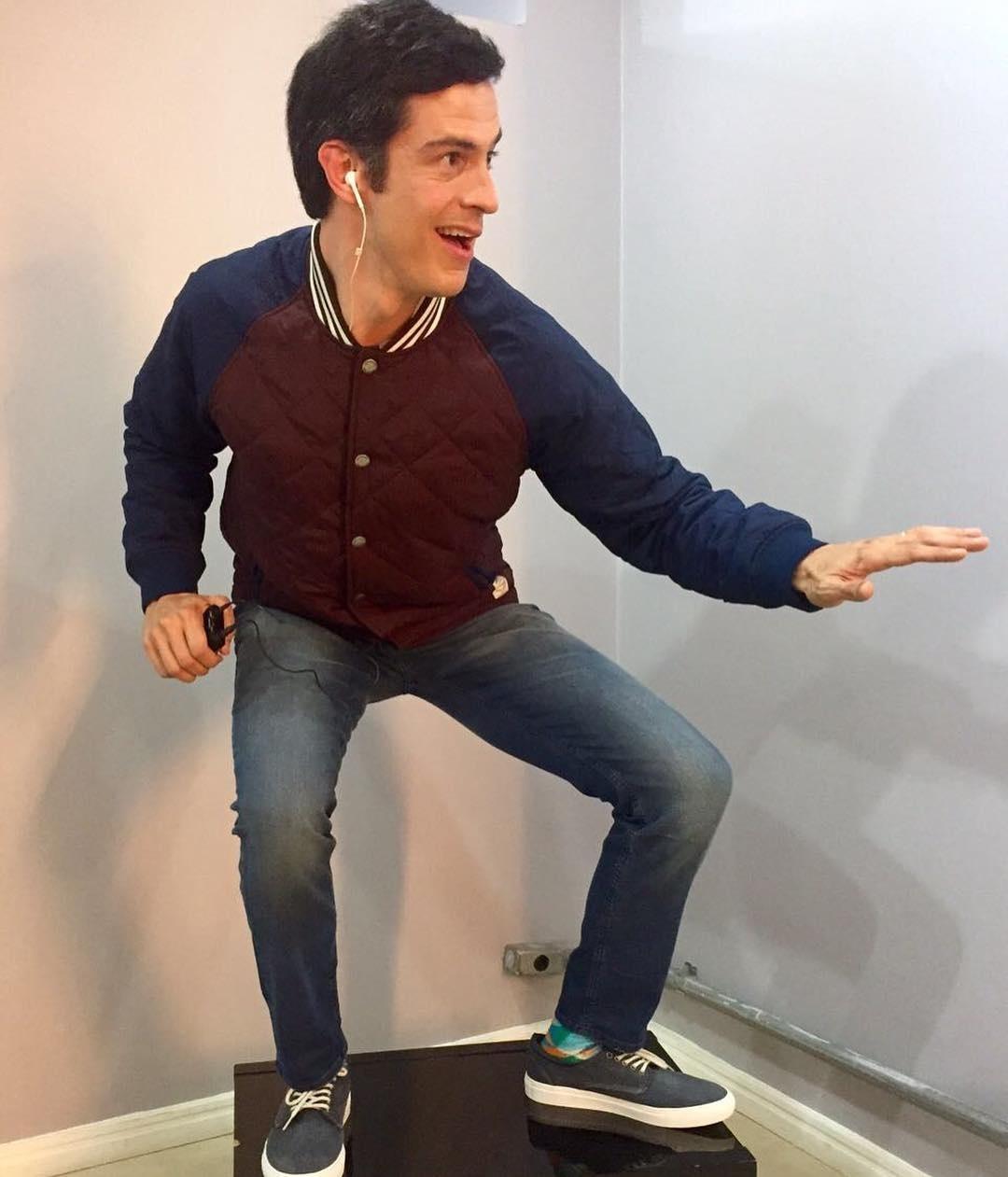 Altura de Mateus Solano dá trabalho nas gravações de 