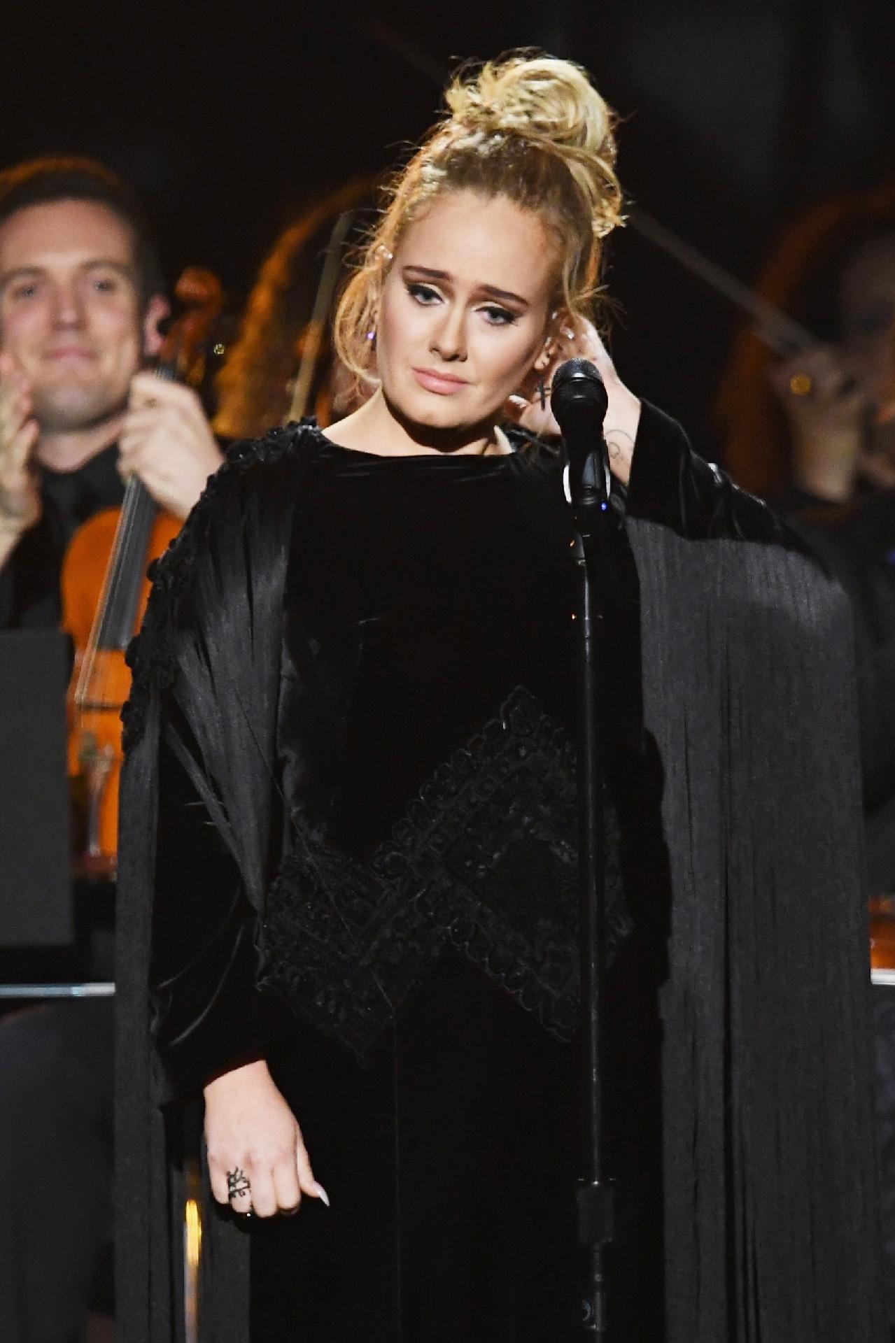 Adele é forçada a descansar a voz após problema em show de Las