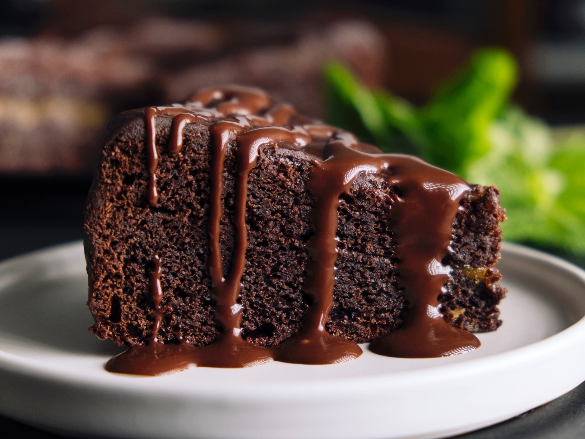 Aprenda a fazer bolo de chocolate com recheio de ninho