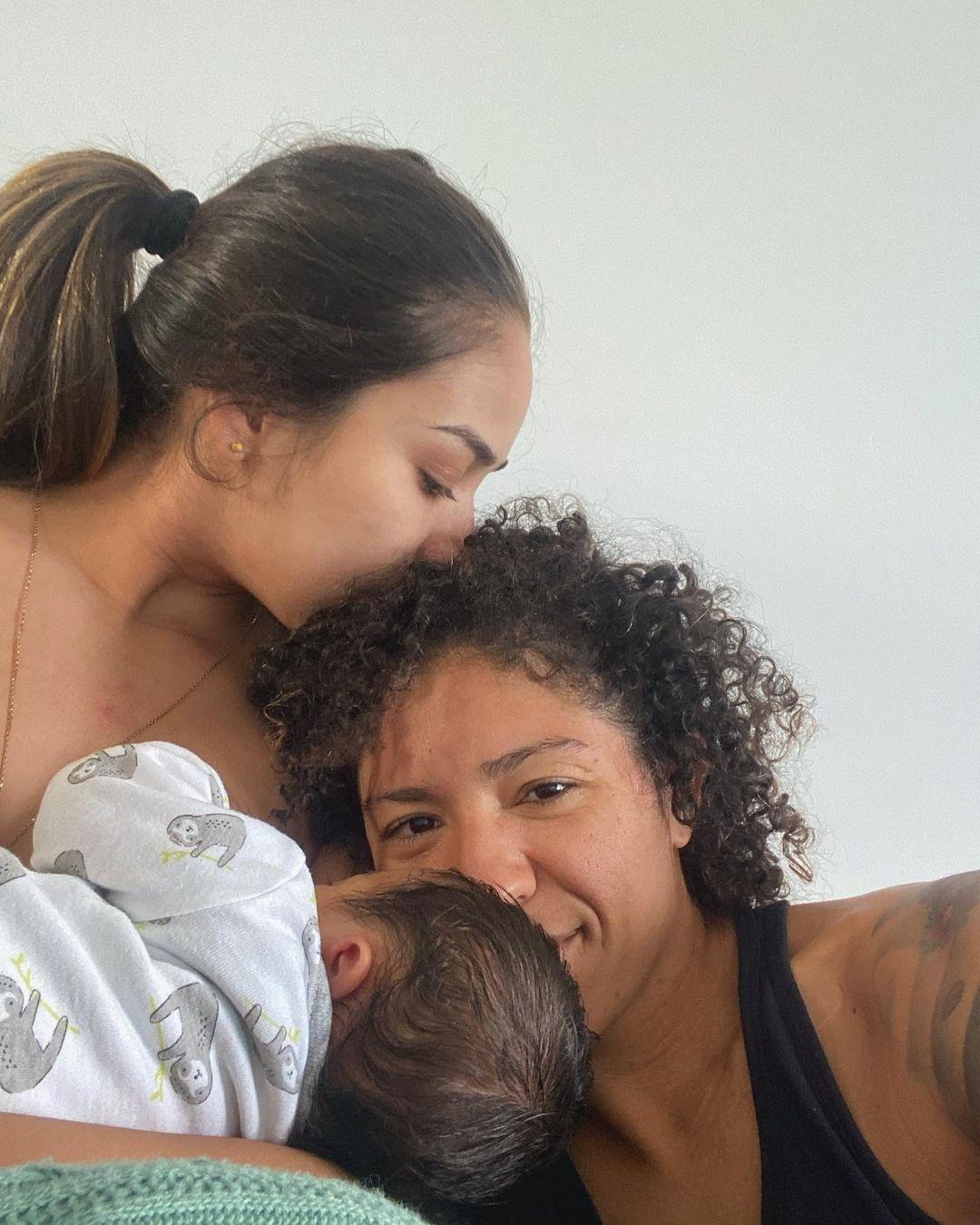 Mãe lésbica jogadora Cris Rozeira fala da chegada do filho imagem