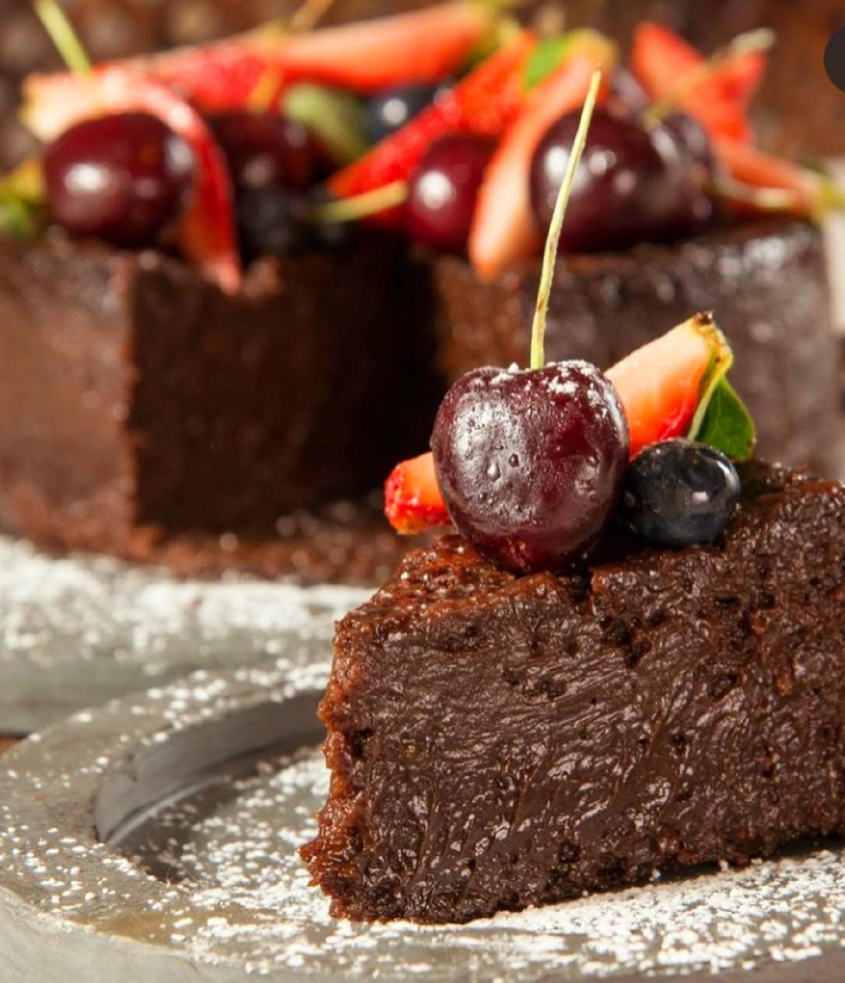 Bolo de chocolate amargo é dica acessível e saborosa; aprenda a