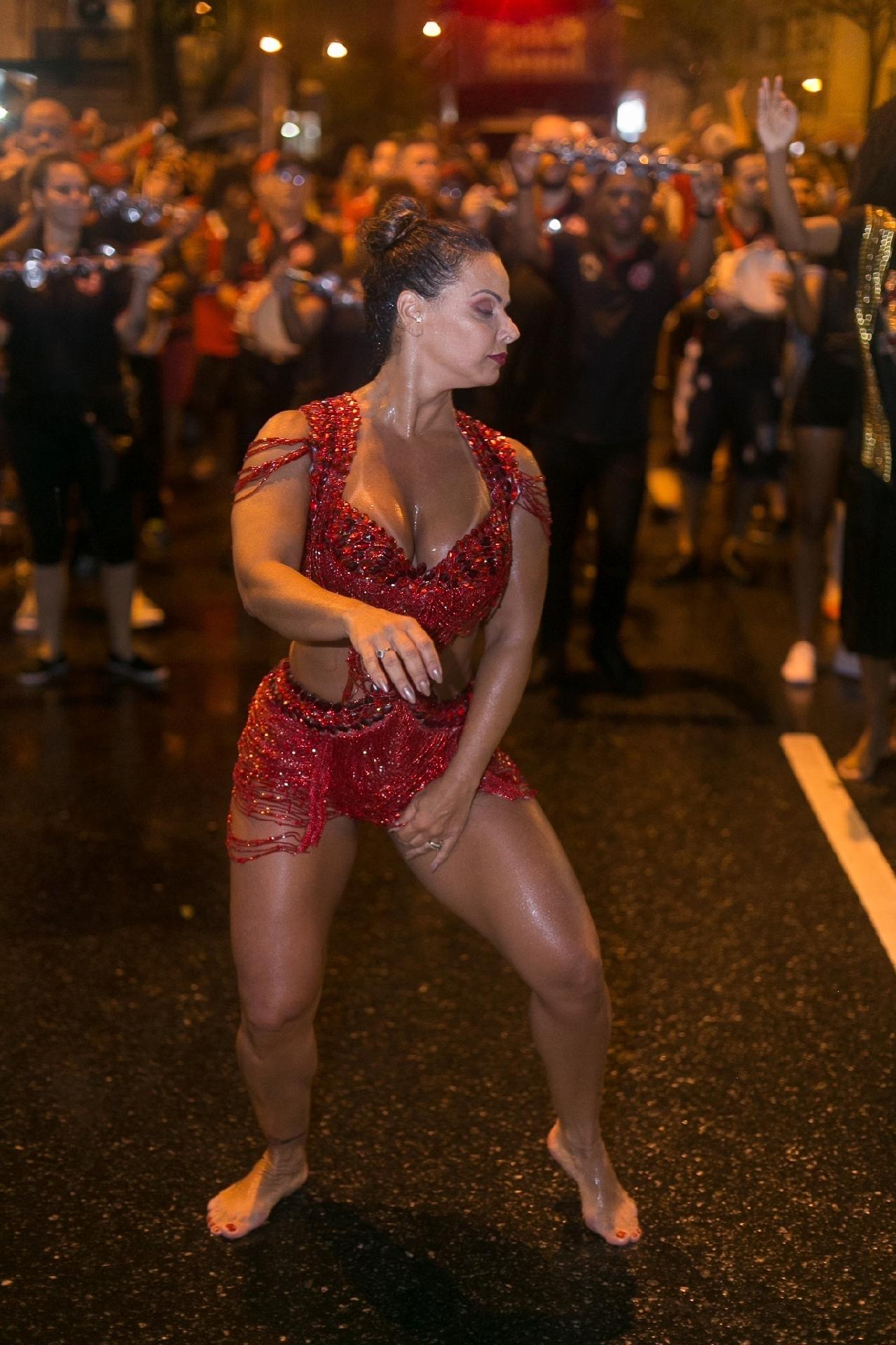 Descal A E Na Chuva Viviane Ara Jo Samba Muito Em Ensaio Do Salgueiro Carnaval